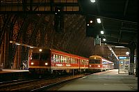 Das Zugpaar zwei Stunden später führt dagegen zwei 614er zusammen: 614 050 steht auf Gleis 1 für die Fahrt nach Uelzen bereit, während 614 064 nach der Ankunft erst mal in die Abstellgruppe fahren wird.