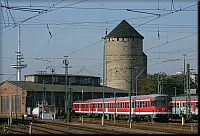 In Bremen werden die Züge normalerweise in der Wagengruppe bis zur Rückfahrt abgestellt, und lassen sich dann mit Tele auch vom Bahnsteigende gut ablichten. 634 607 am 13.10.2004