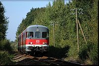 Das Bild mit 634 666 westlich von Ebsdorf vermittelt den typischen Charakter der Strecke: Telegrafenmasten, schnurgerades Gleis bis zum Horizont mit Bäumen und Büschen auf beiden Seiten.