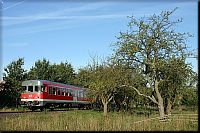 Am morgen des 17.09.2004 ist 634 627 bei Kirchweyhe auf dem Weg nach Bremen. Der Gegenzug wird wenig später in Form von 614 066 vorbeirollen.
